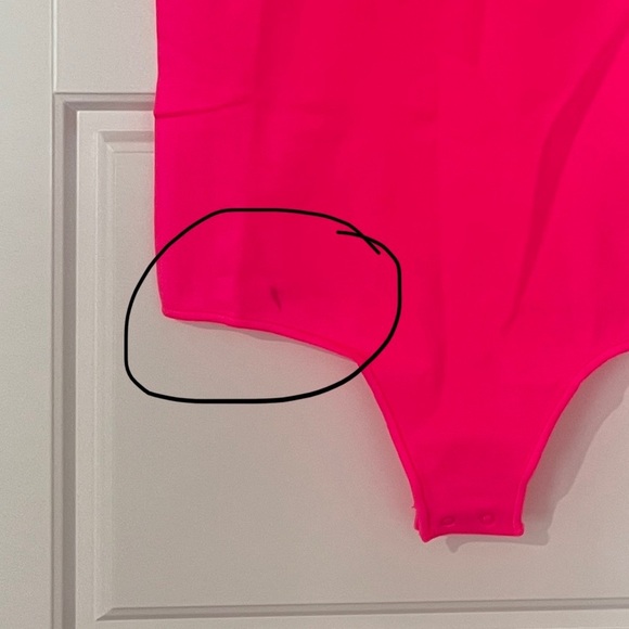 NWT • Skims • ESSENTIAL T-SHIRT BODYSUIT • Pink Highlighter • S/M • READ INFO - Picture 4 of 4